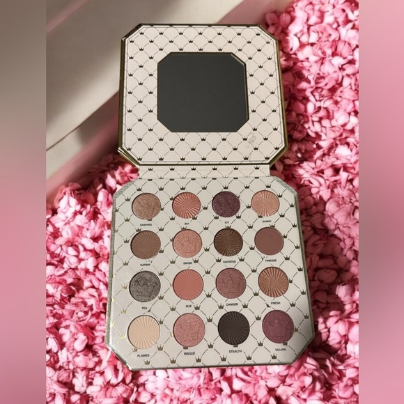 Nicole Miller Eyeshadow Palette with Neutral and Bold Shades NIB - Picture 1 of 3